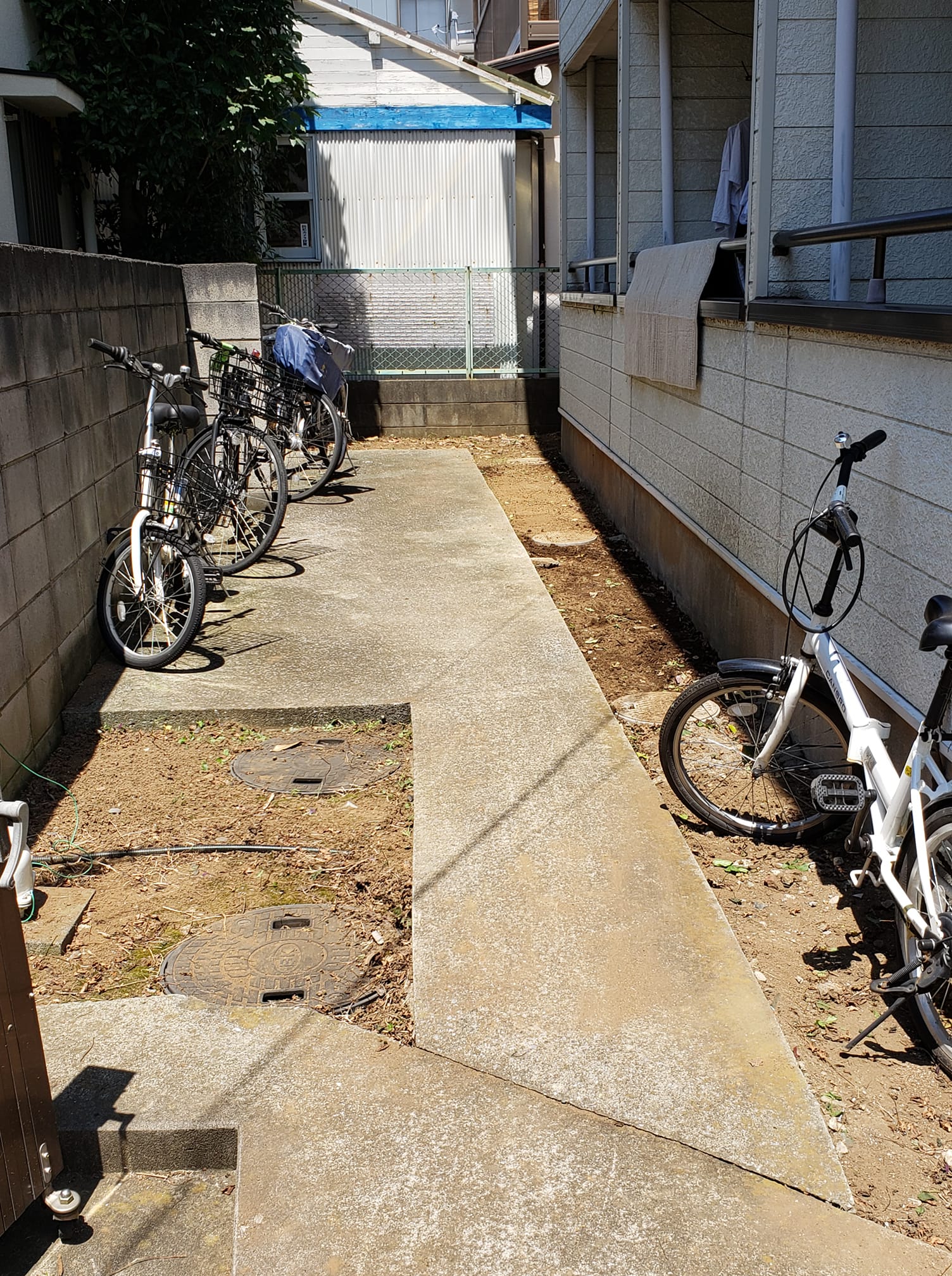 アパート駐輪場の雑草を抜いて綺麗になった